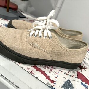 Men’s size 10 Canvas Vans. Like new. Worn less than 5 times!